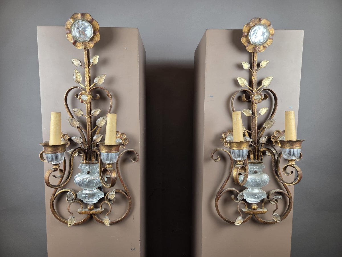 Paire d'appliques Bagués en fer forgé doré et verre, vers 1950 