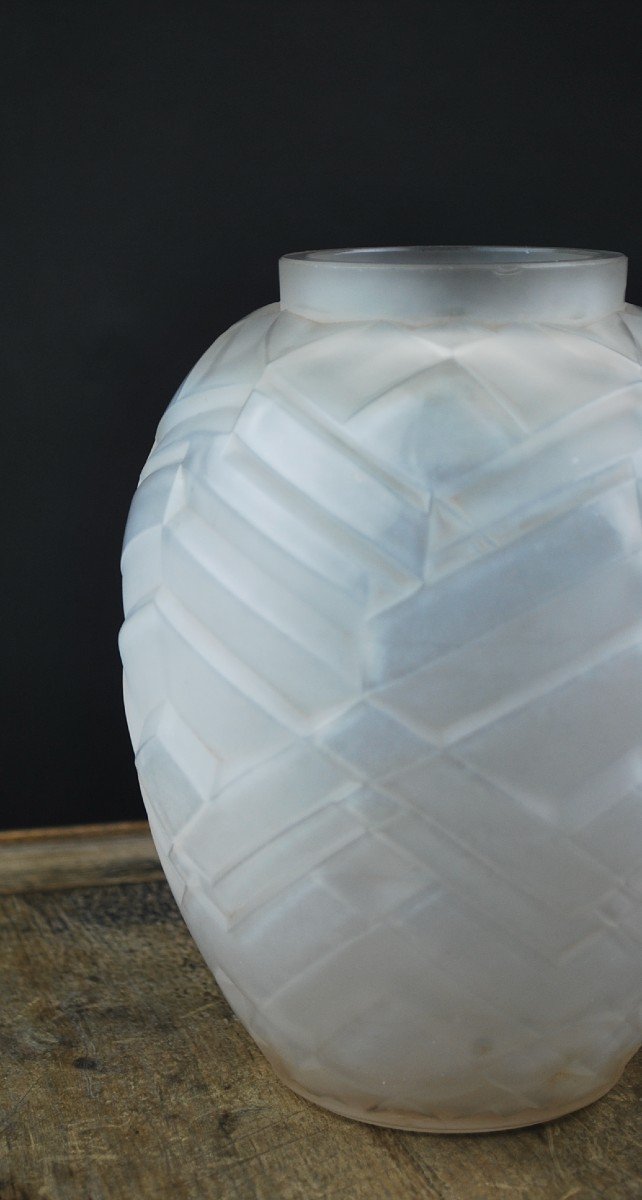 A. Hunebelle, Opalescent Vase With Herringbone Patterns-photo-2