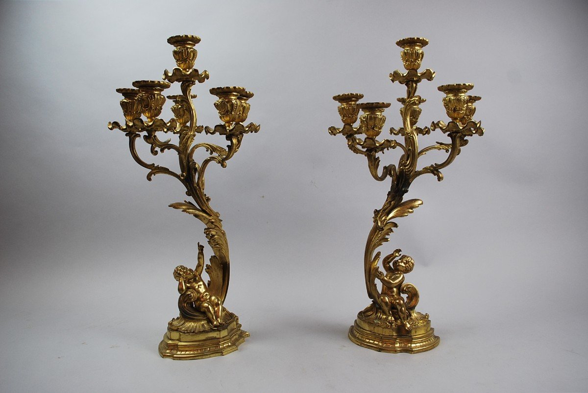 Paire De Candélabres Aux Puttis De Style Louis XV 