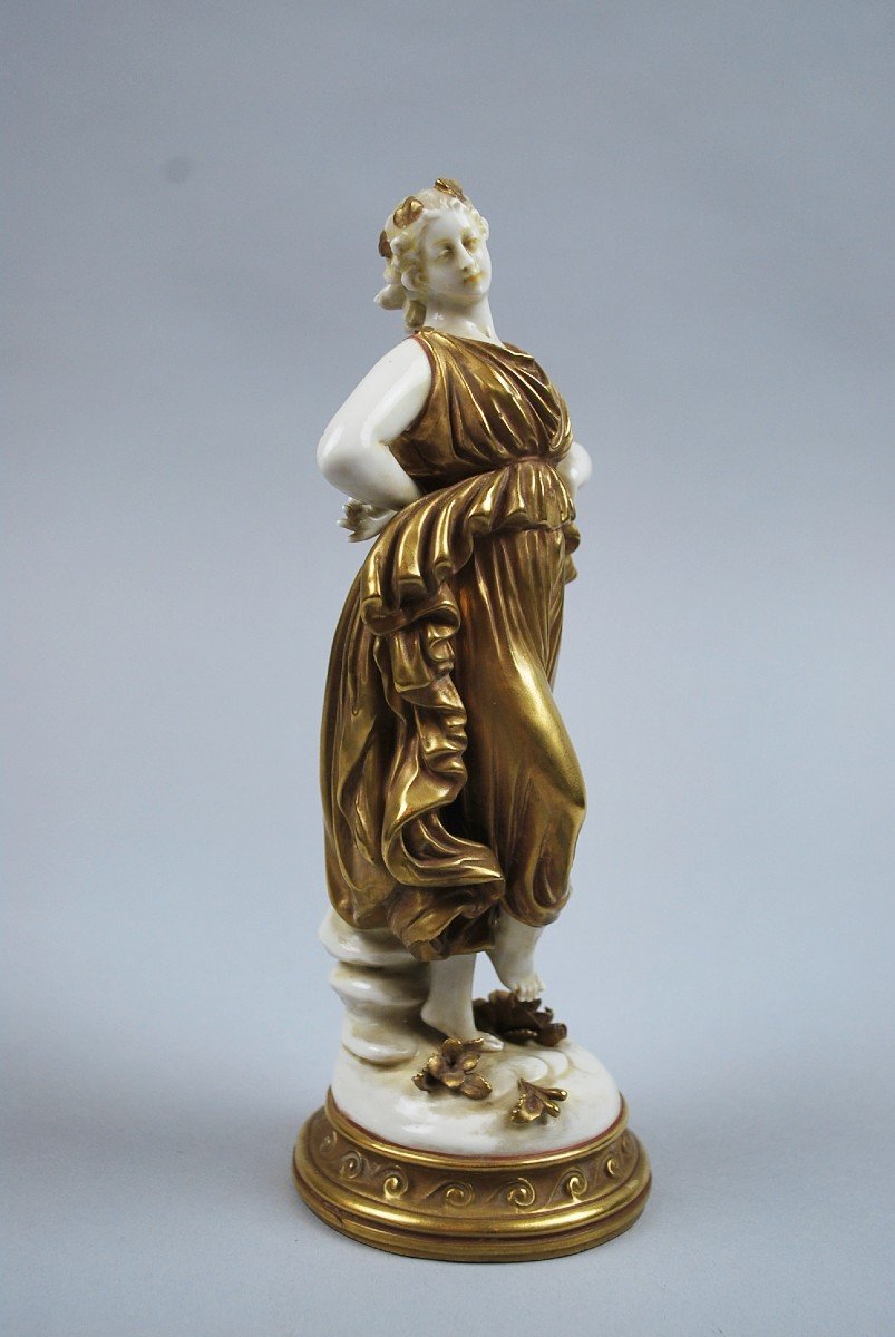 Capodimonte, White And Gold Porcelain Figurine-photo-2