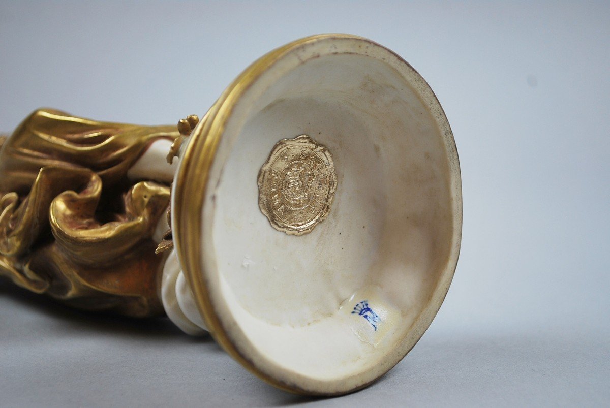 Capodimonte, White And Gold Porcelain Figurine-photo-4