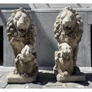 Paire de Lions en pierre tendre sculpté, début 20th