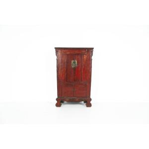 Armoire chinoise en bois laqué rouge – XIXe siècle