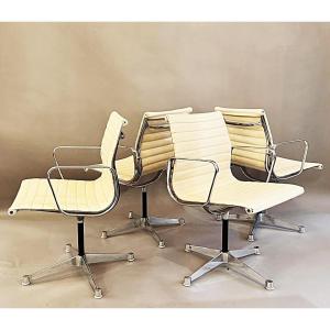 Suite de 4 chaises de Charles &  Ray Eames pour Herman Miller, 1960's