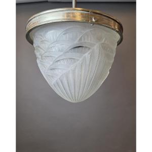 Schneider, plafonnier en verre pressé et monture nickelée, vers 1930