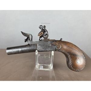 Petit pistolet silex à coffre, fils d'argent dans la crosse, France vers 1800