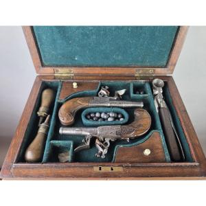 Coffret de duel comprenant 2 pistolets silex et ses accessoires, 19th