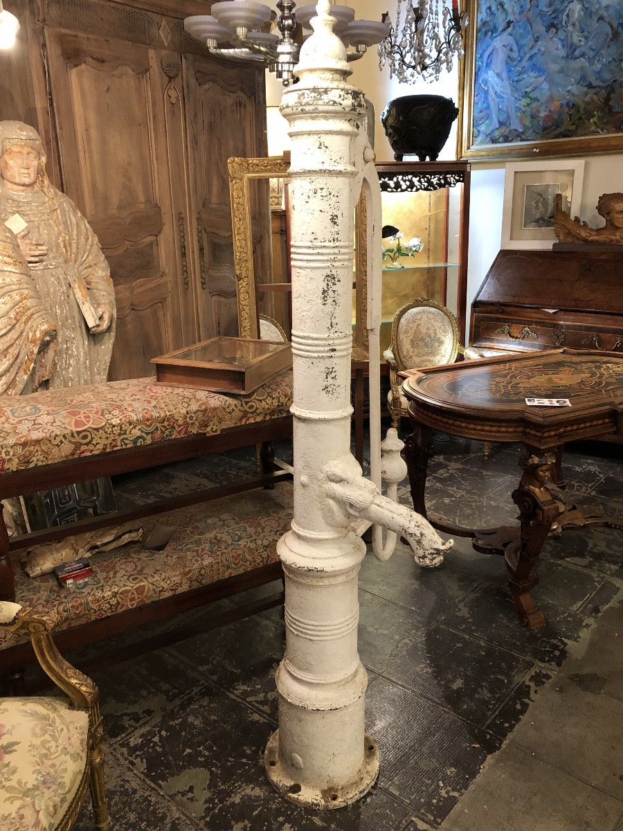 Importante Pompe à Eau en Fonte à décor de Mufle de Lion XIX ème 