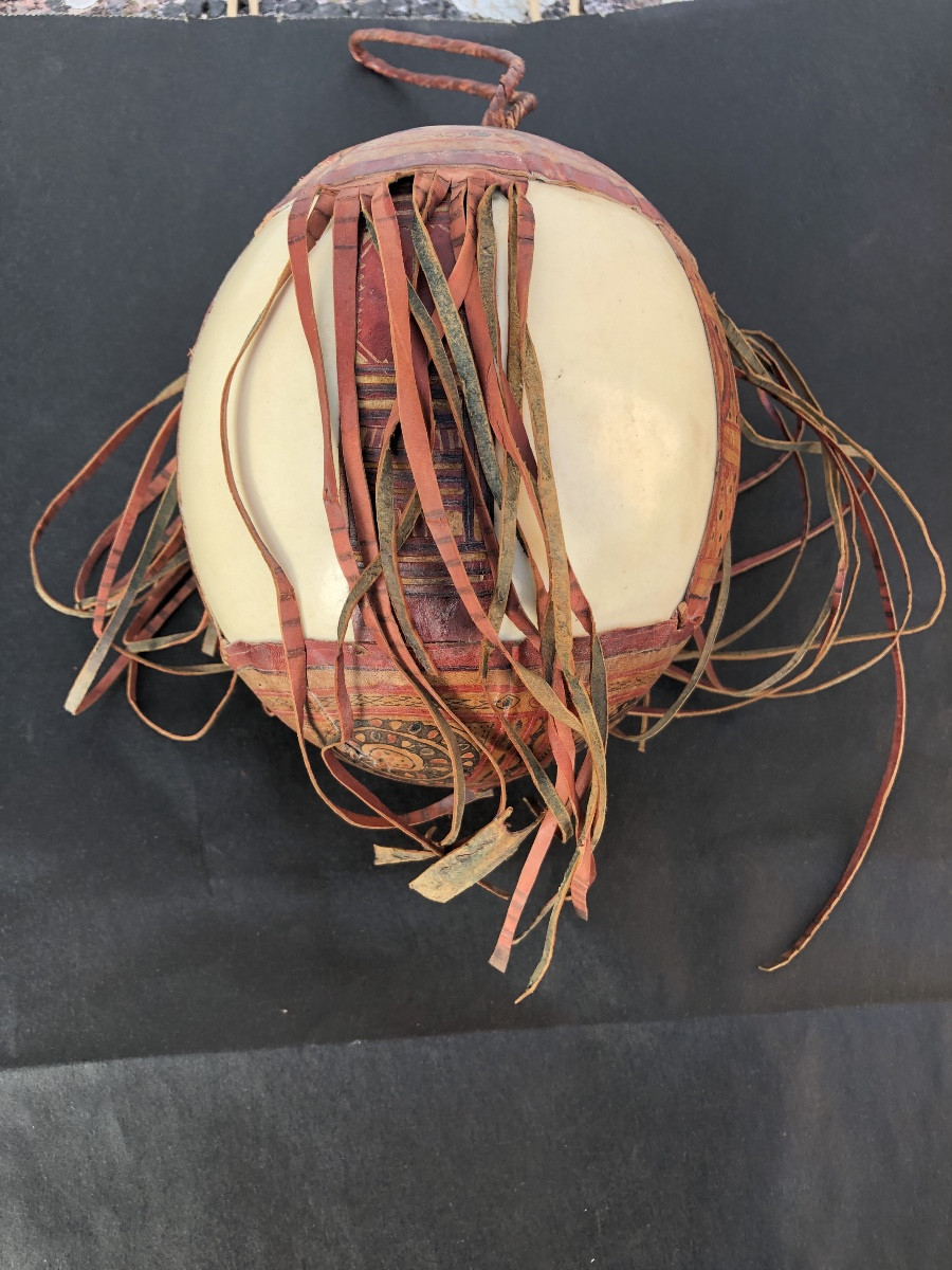 Œuf d’ Autruche Votif à Suspendre & Lanières de cuir Moyen-Orient fin XIX ème -photo-1