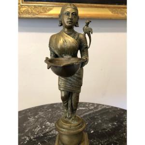 Inde XVIII ème «  Jeune Femme A L’oiseau «  Bronze