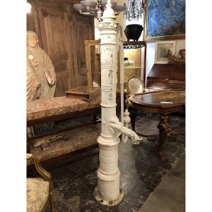 Important Cast Iron Water Pump With Lion's Muzzle Decor, 19th Century 