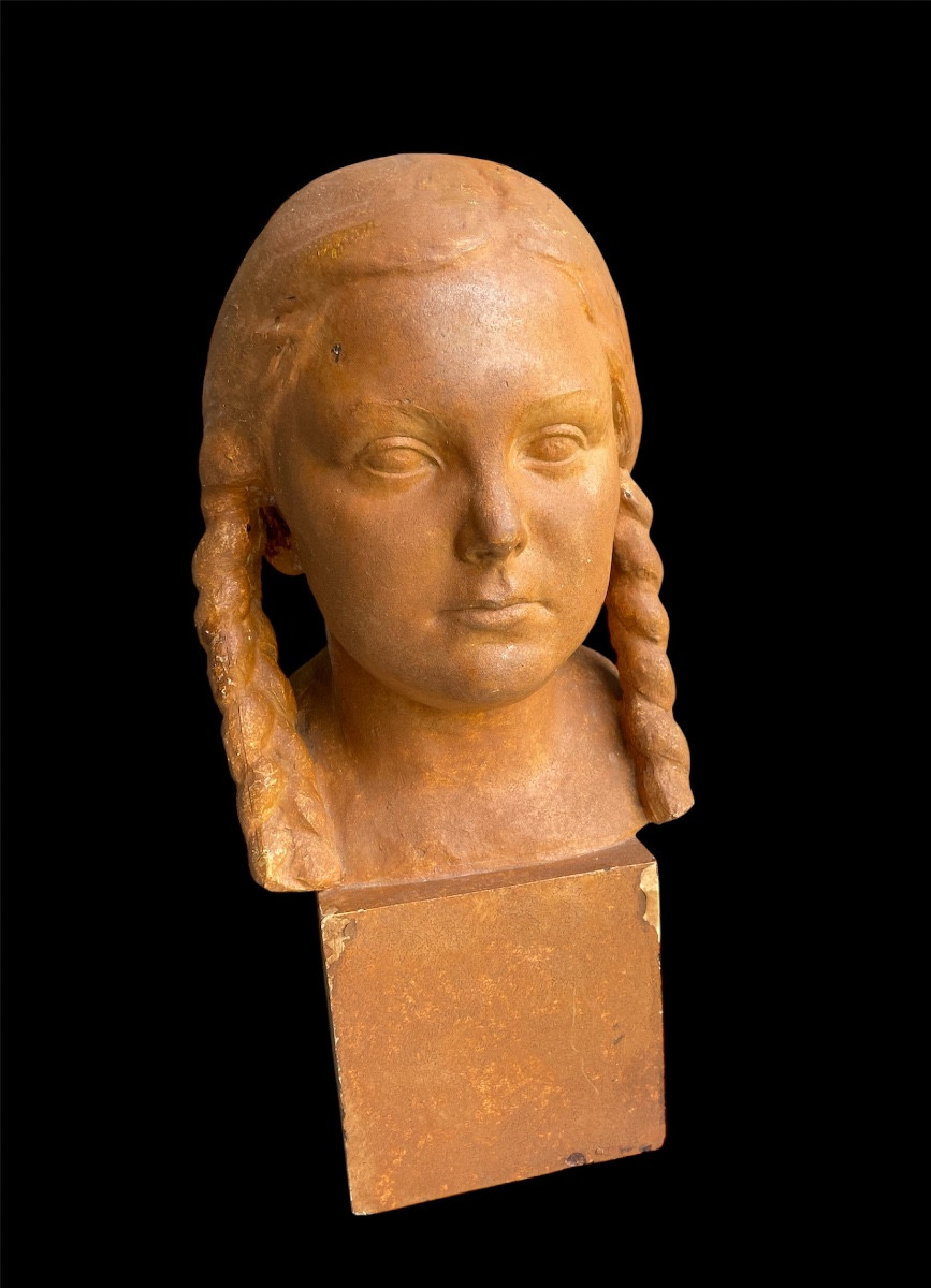 Buste de jeune fille aux tresses 