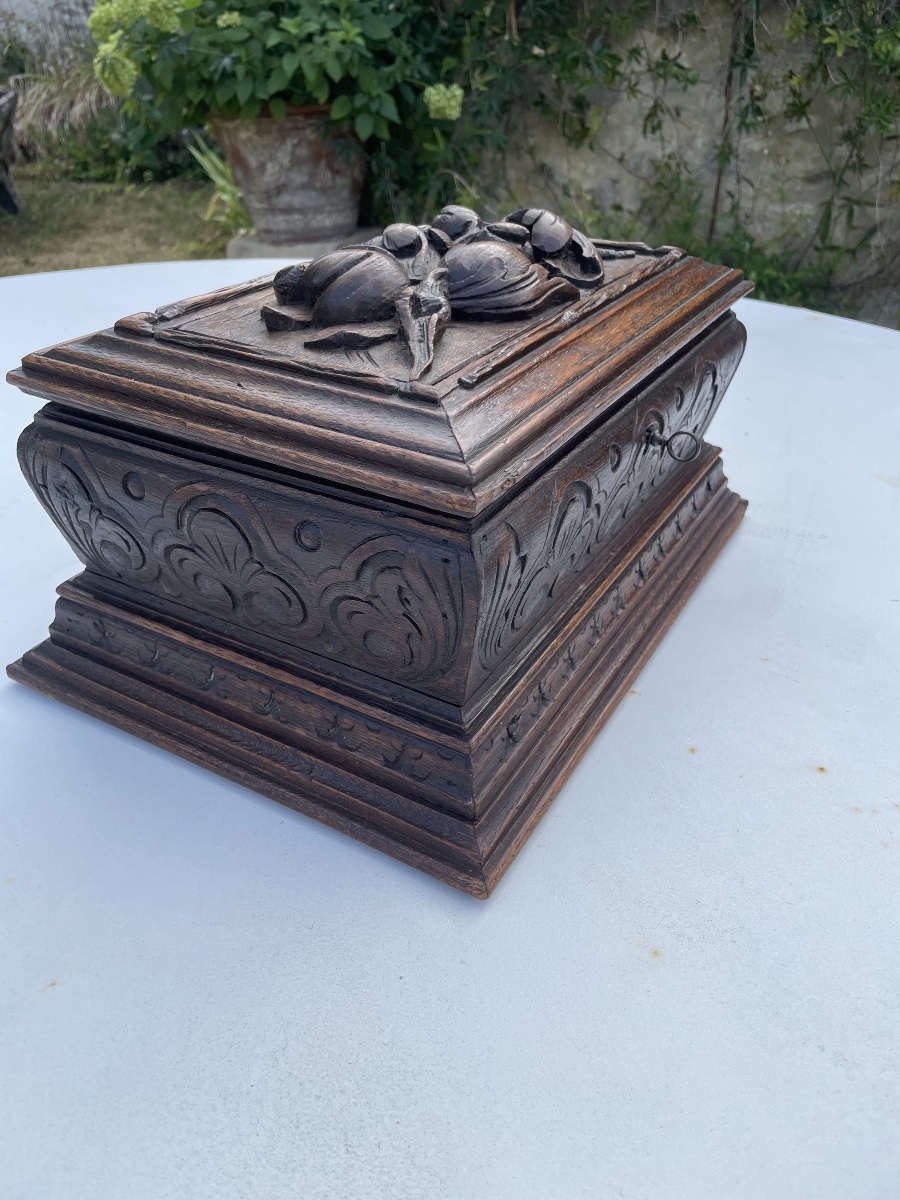 Coffret en chêne sculpté 