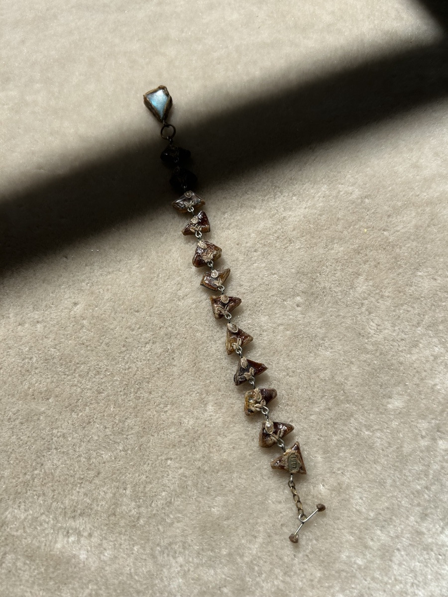 LINE VAUTRIN - BRACELET EN TALOSEL NOIR ET VERRES BLEU, 1960-photo-2