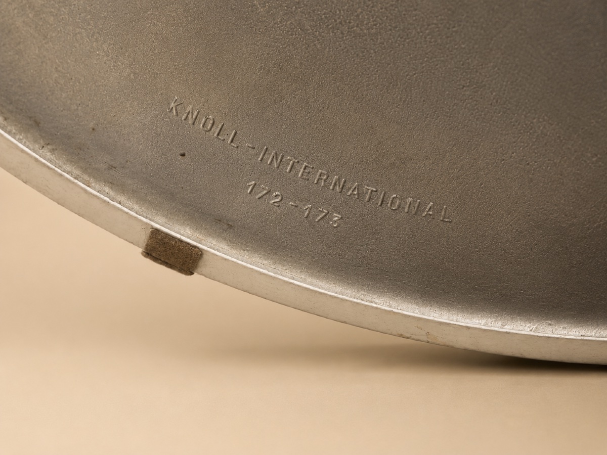Eero Saarinen - Knoll - Table tulip en noyer circa 1970-photo-3