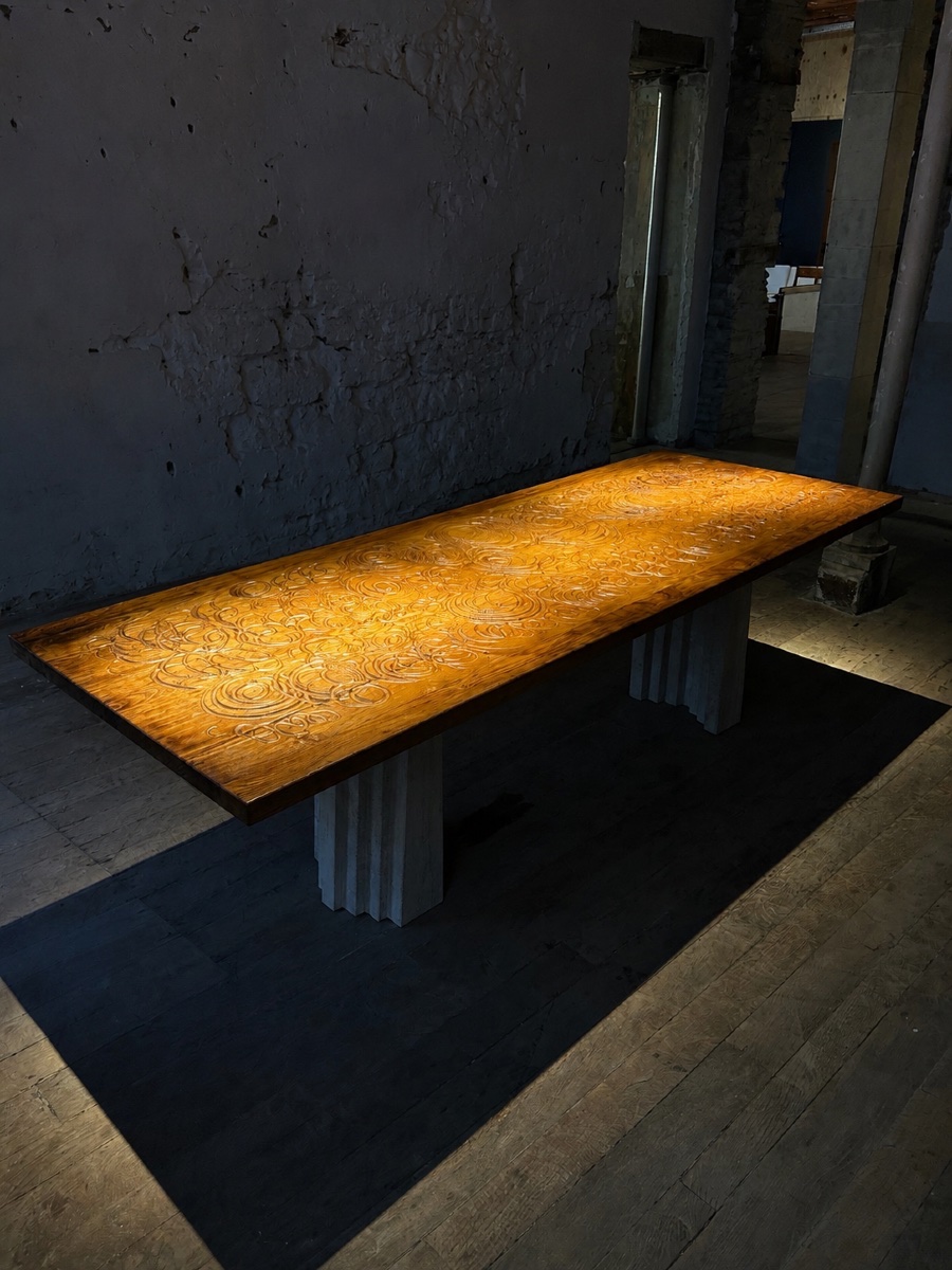 TABLE BRUTALISTE SCULPTÉE DES DEUX FACES DE GIOVANNI BORGARELLO-photo-3