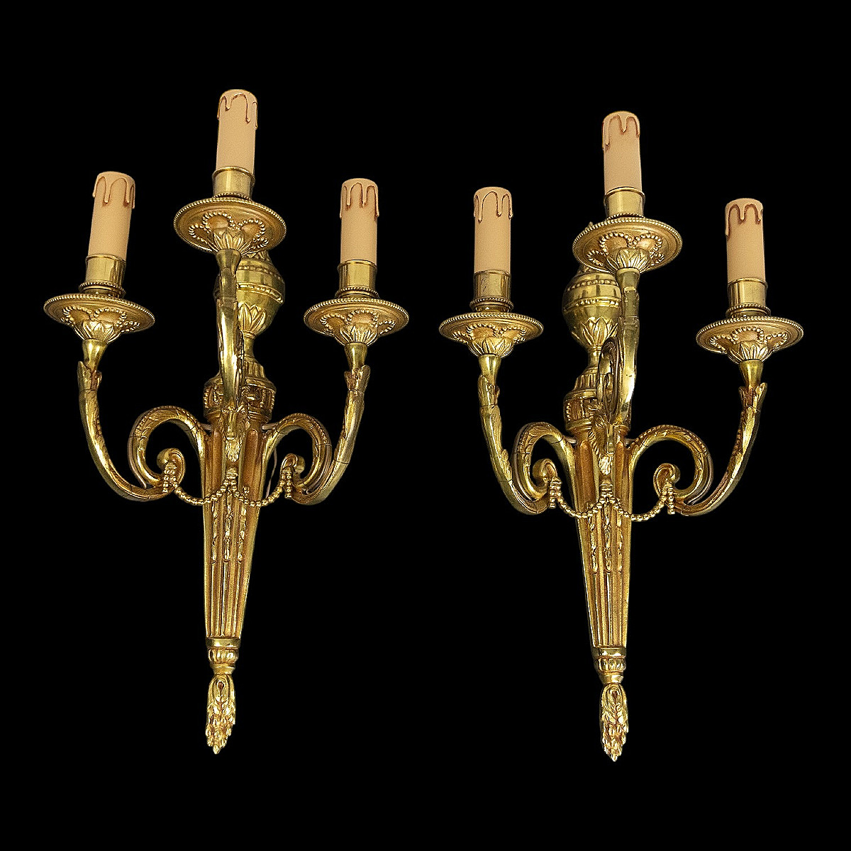 Paire d'appliques en Bronze doré aux Béliers et Carquois - Style Louis XVI - Fin XIXe siècle