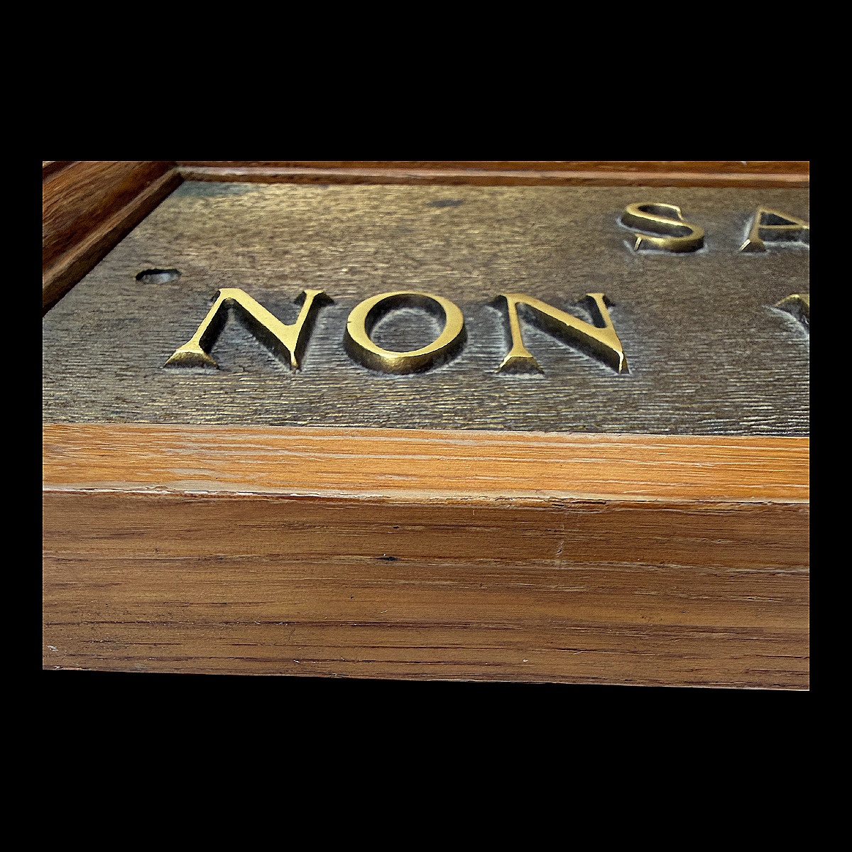 Bronze Plaque With A Medal Patina Reading "no Smoking Room" - Mid-20th Century-photo-2