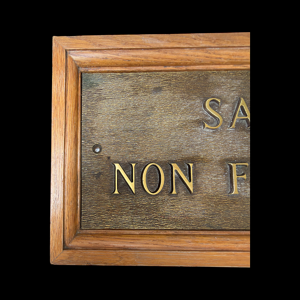Bronze Plaque With A Medal Patina Reading "no Smoking Room" - Mid-20th Century-photo-3