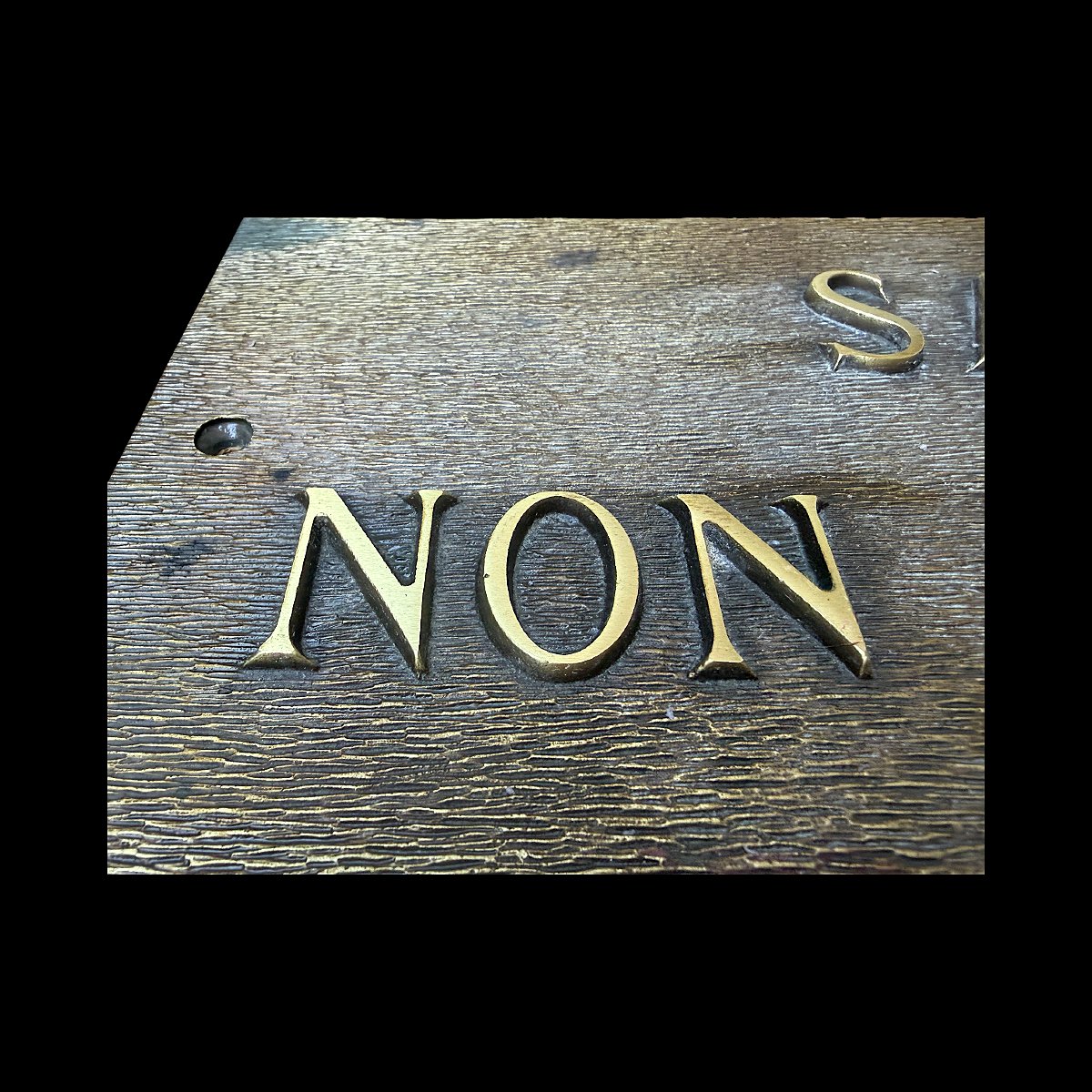 Bronze Plaque With A Medal Patina Reading "no Smoking Room" - Mid-20th Century-photo-2