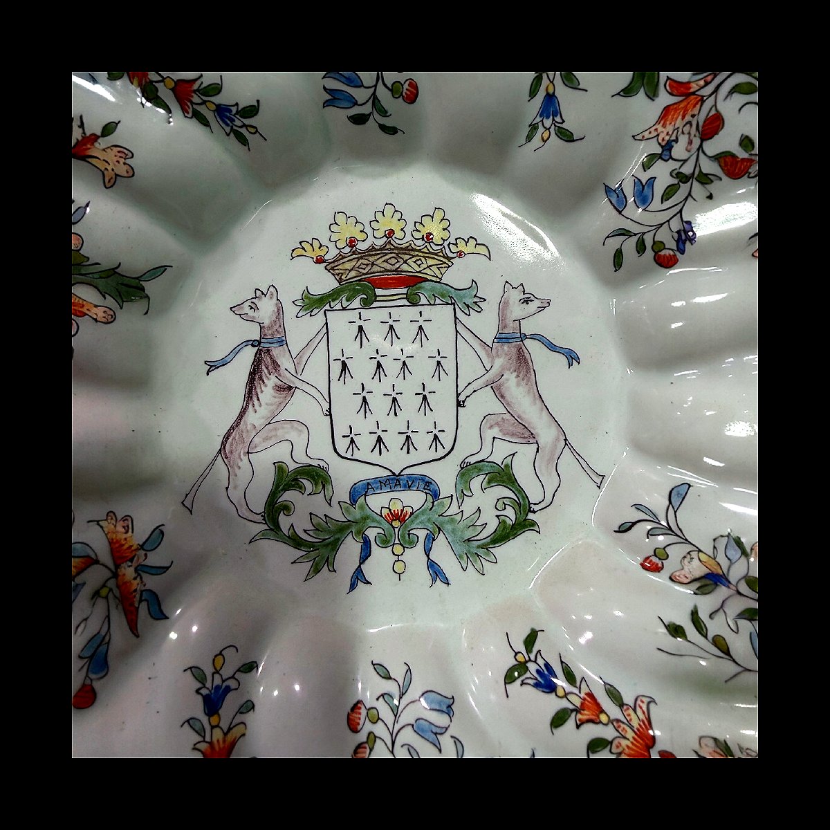 Plat en Faïence de Desvres - Blason de Bretagne "A Ma Vie" - Décor Rouen - XXe-photo-2