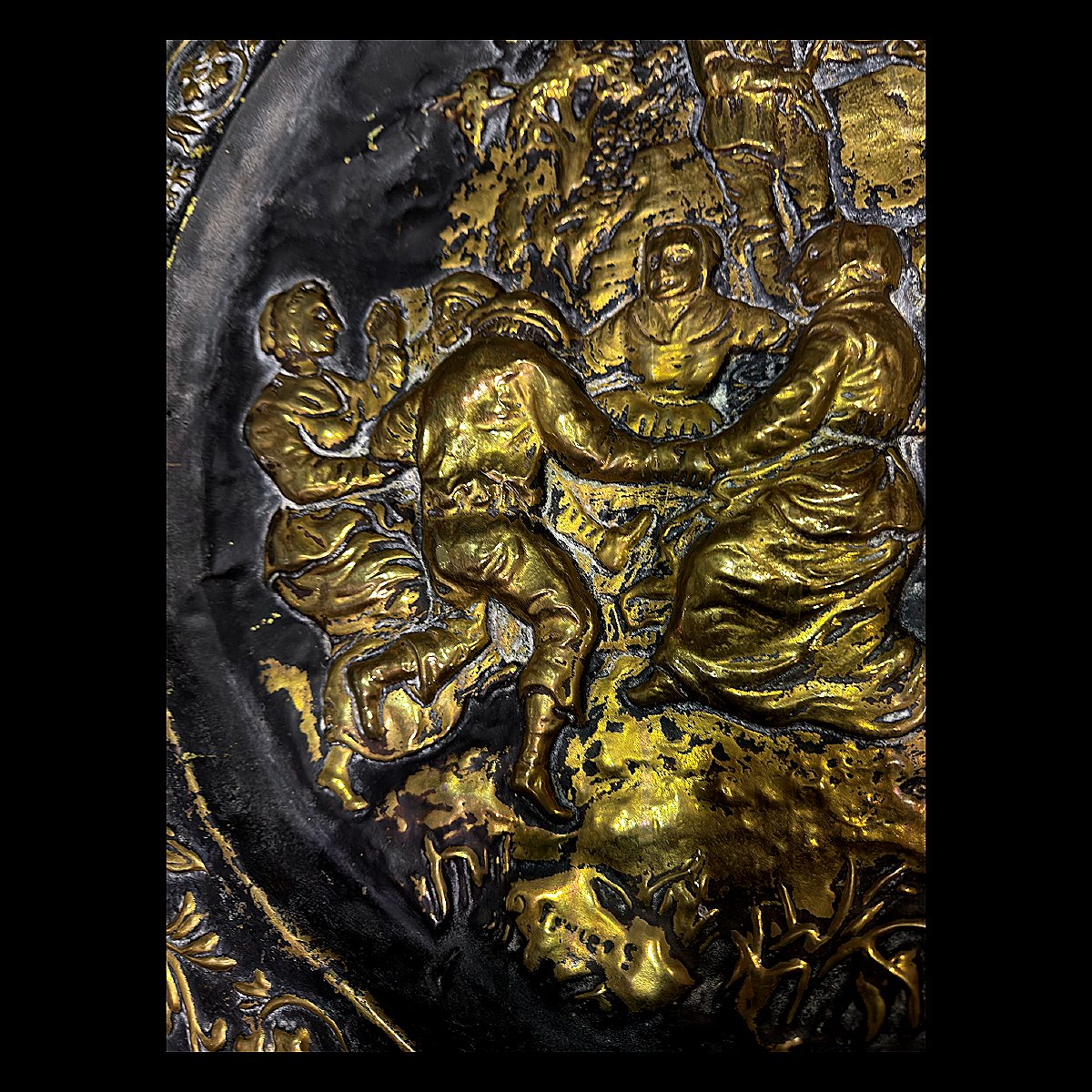 Plat d'Apparat en Laiton Repoussé à Décor de Scène Flamande - Fin XIXe siècle - Diamètre 64 cm-photo-2