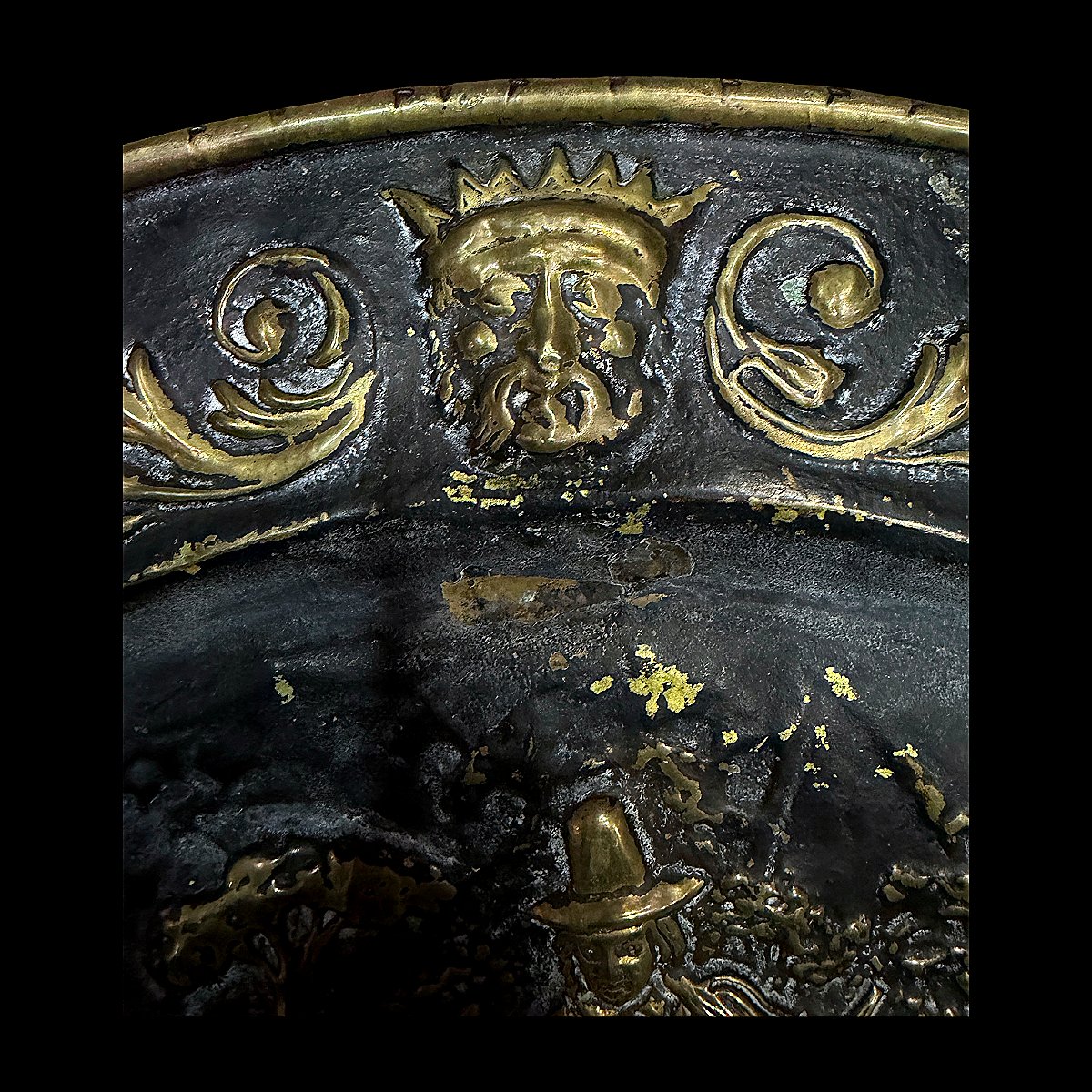 Plat d'Apparat en Laiton Repoussé à Décor de Scène Flamande - Fin XIXe siècle - Diamètre 64 cm-photo-3