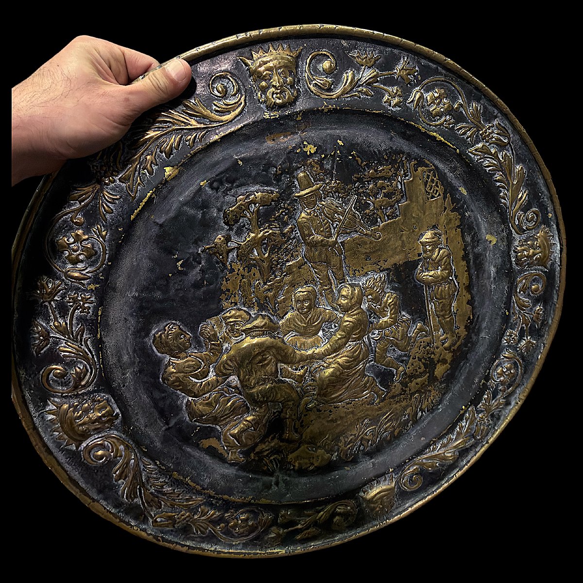 Plat d'Apparat en Laiton Repoussé à Décor de Scène Flamande - Fin XIXe siècle - Diamètre 64 cm-photo-4