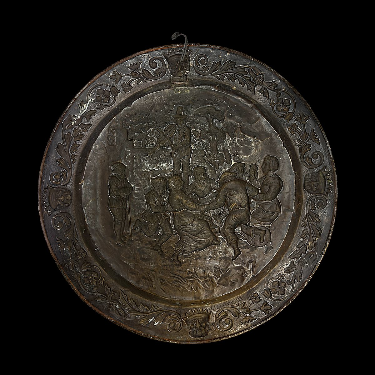 Plat d'Apparat en Laiton Repoussé à Décor de Scène Flamande - Fin XIXe siècle - Diamètre 64 cm-photo-1