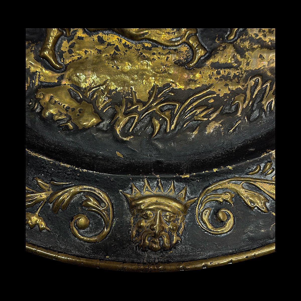 Plat d'Apparat en Laiton Repoussé à Décor de Scène Flamande - Fin XIXe siècle - Diamètre 64 cm-photo-2