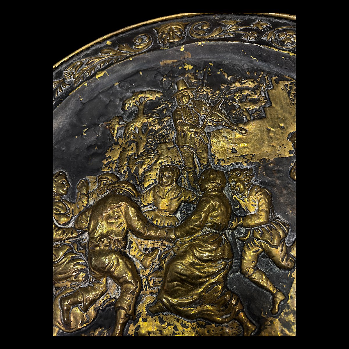 Plat d'Apparat en Laiton Repoussé à Décor de Scène Flamande - Fin XIXe siècle - Diamètre 64 cm-photo-3