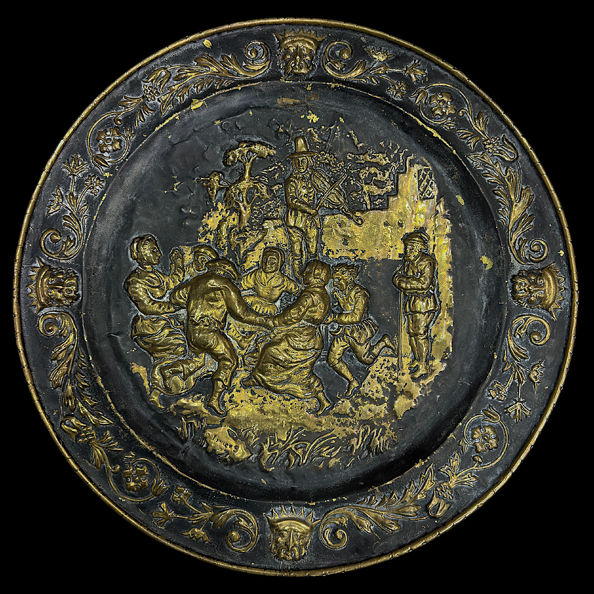 Plat d'Apparat en Laiton Repoussé à Décor de Scène Flamande - Fin XIXe siècle - Diamètre 64 cm