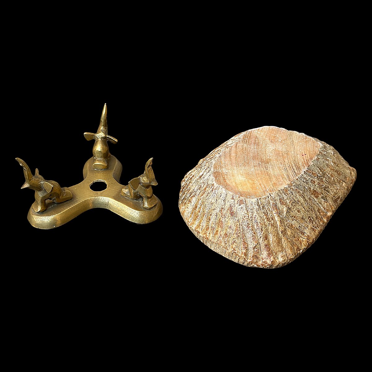 Brass Trinket Tray Decorated With Three Elephants And A Translucent Alabaster Bowl - Circa 1950-photo-2