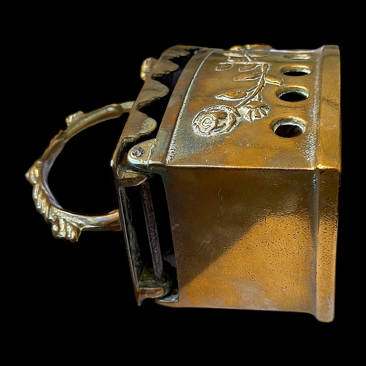 Fer à repasser de Collection en laiton ciselé à décor aux Roses et Étoile - Époque XIXe siècle-photo-3