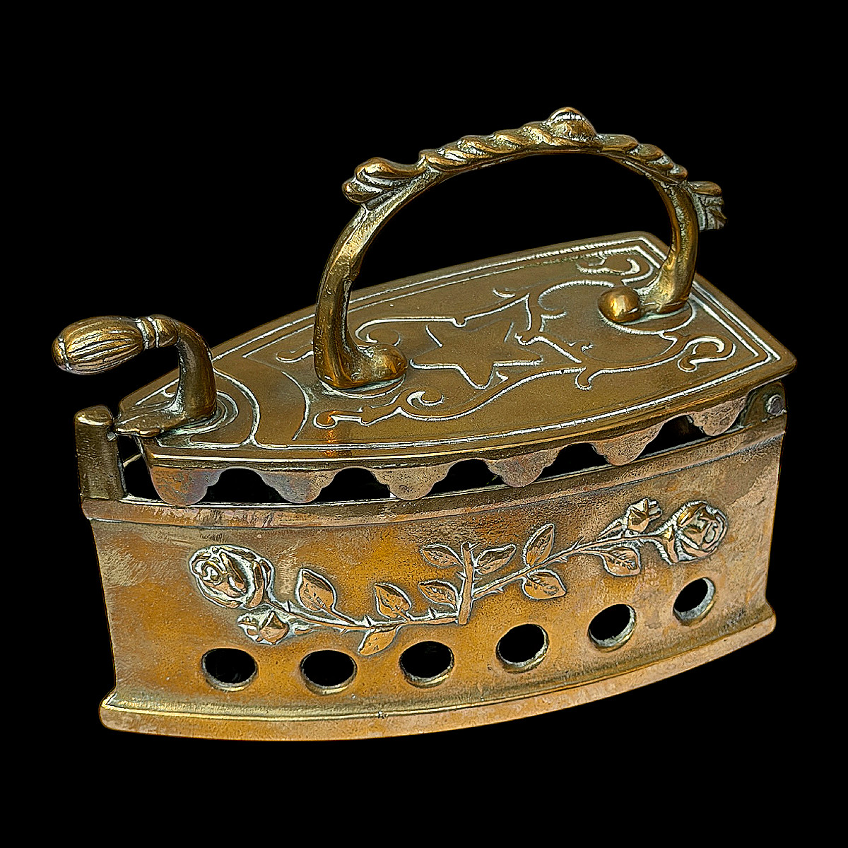 Fer à repasser de Collection en laiton ciselé à décor aux Roses et Étoile - Époque XIXe siècle