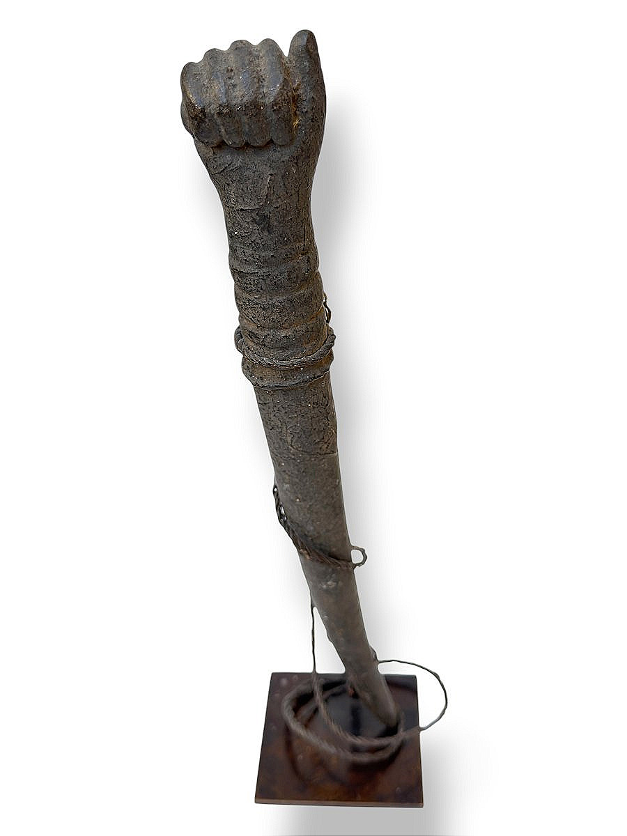 Scepter With A Clenched Fist On Its Base - Fon, Benin – African Primitive Art And Ethnography