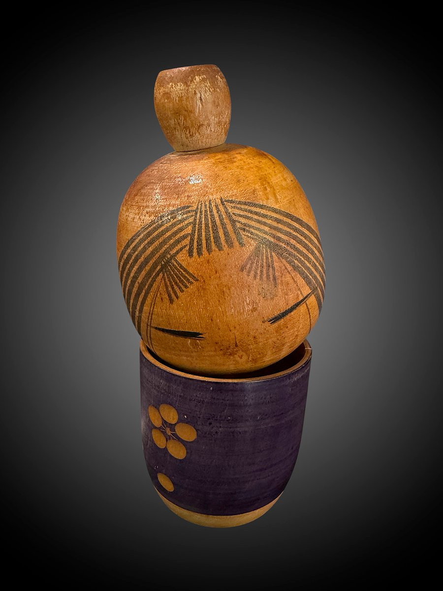 Japanese Wooden Kokeshi Doll With A Secret Compartment - Signed – 20th Century (circa 1960) Height: 17 Cm