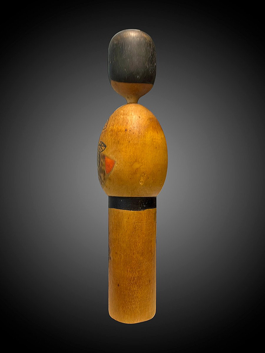 Poupée Kokeshi Japonaise Figurative En Bois Peint - Milieu XXe S. (vers 1960) - Hauteur 18,5 cm-photo-1