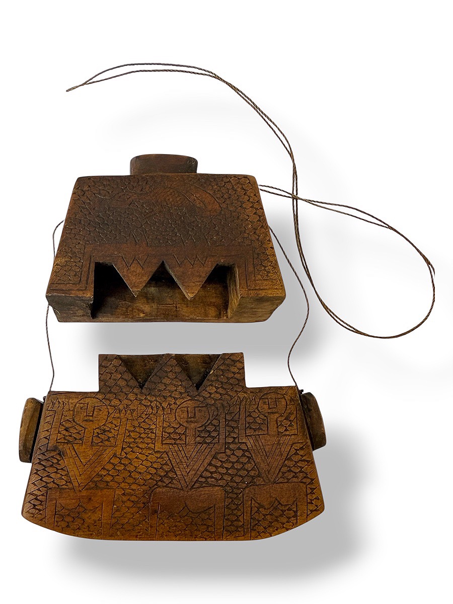 Tabatière de Sumba en bois sculpté à décor de personnages stylisés - Indonésie - Vers 1950-photo-2