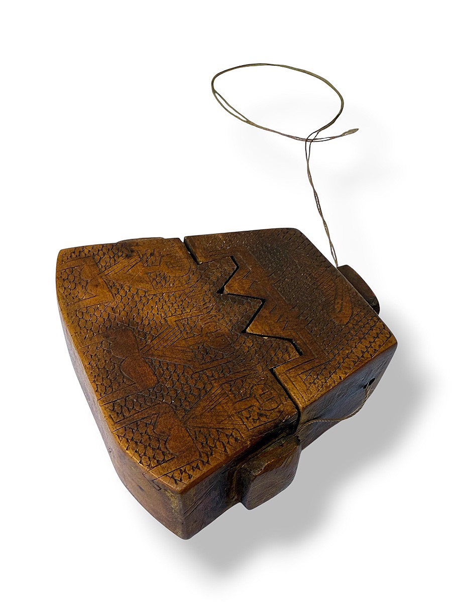 Tabatière de Sumba en bois sculpté à décor de personnages stylisés - Indonésie - Vers 1950-photo-4