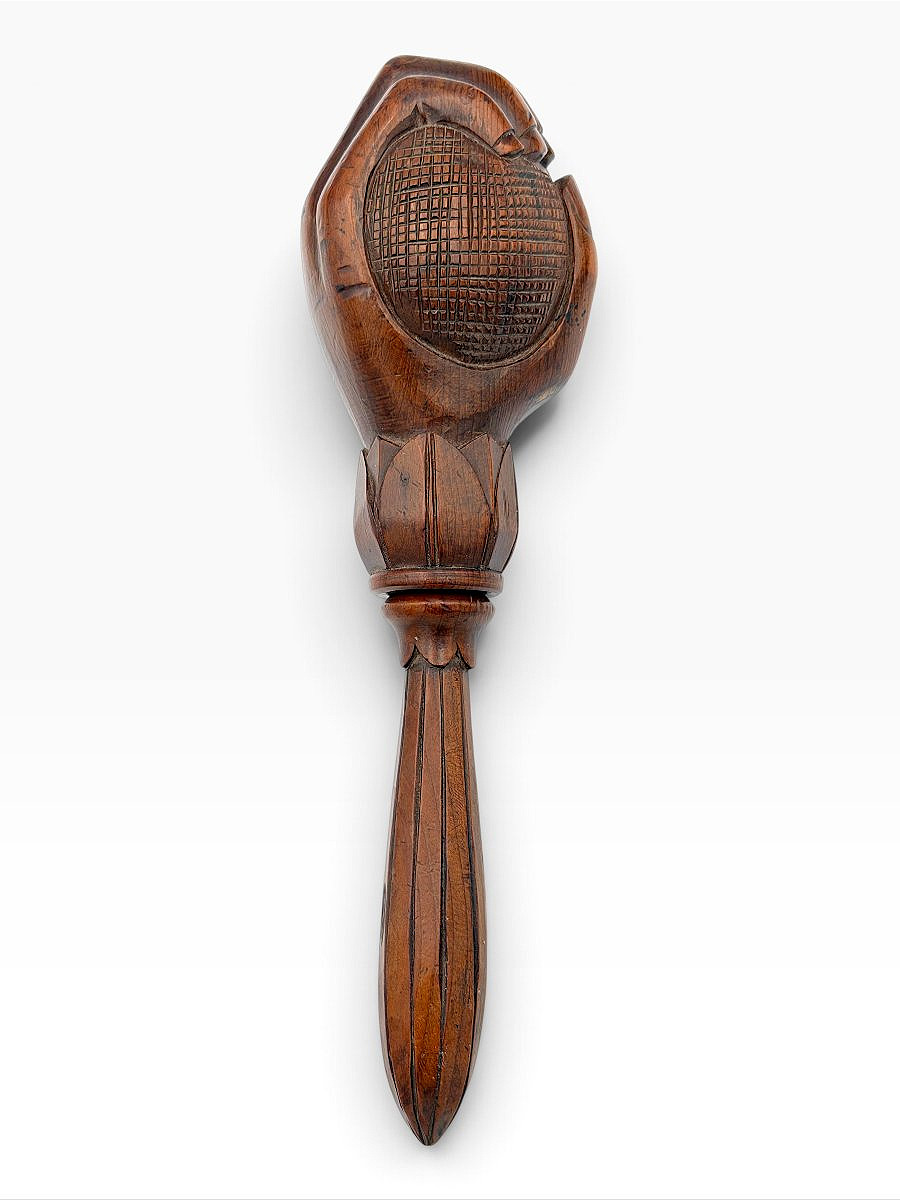 Casse-noix à vis en bois sculpté - Main fermée tenant une boule - Art populaire - Vers 1900-photo-2
