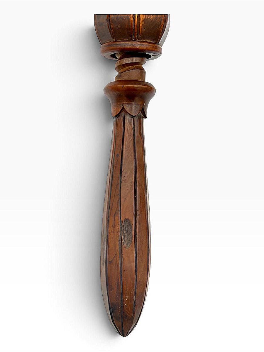 Casse-noix à vis en bois sculpté - Main fermée tenant une boule - Art populaire - Vers 1900-photo-1