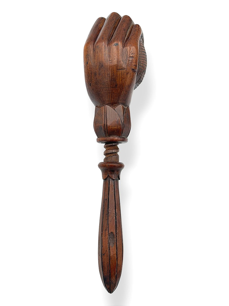 Casse-noix à vis en bois sculpté - Main fermée tenant une boule - Art populaire - Vers 1900