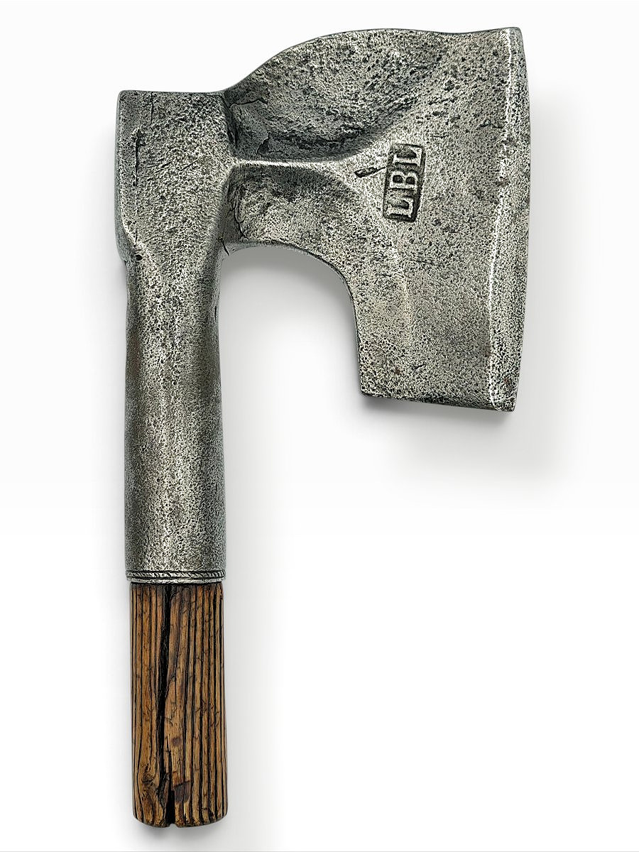 Doloire de charpentier marqué LBL - Fer forgé et manche en bois - France XIXe siècle vers 1880