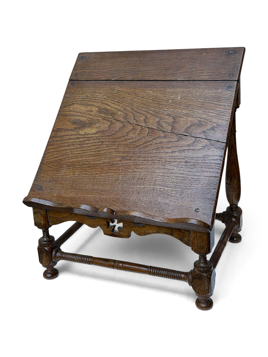 Lutrin de table en chêne sculpté à croix pattée Mobilier rustique Français - Époque XIXe siècle