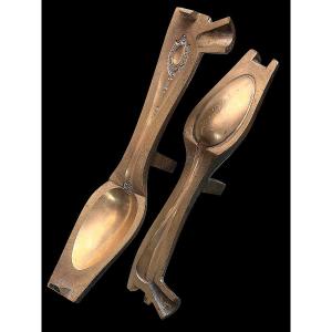 Bronze Spoon Mold With Medallion Decoration - 19th-century Craft Tool (circa 1900)