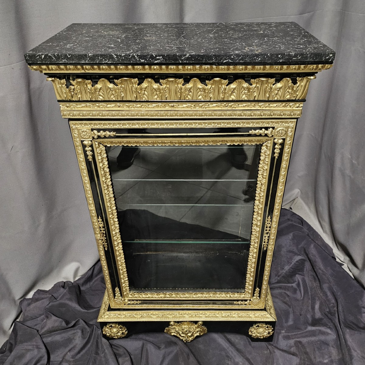 vitrine boulle à hauteur d'appui richement décorée de bronzes époque Napoléon III napoleon 3