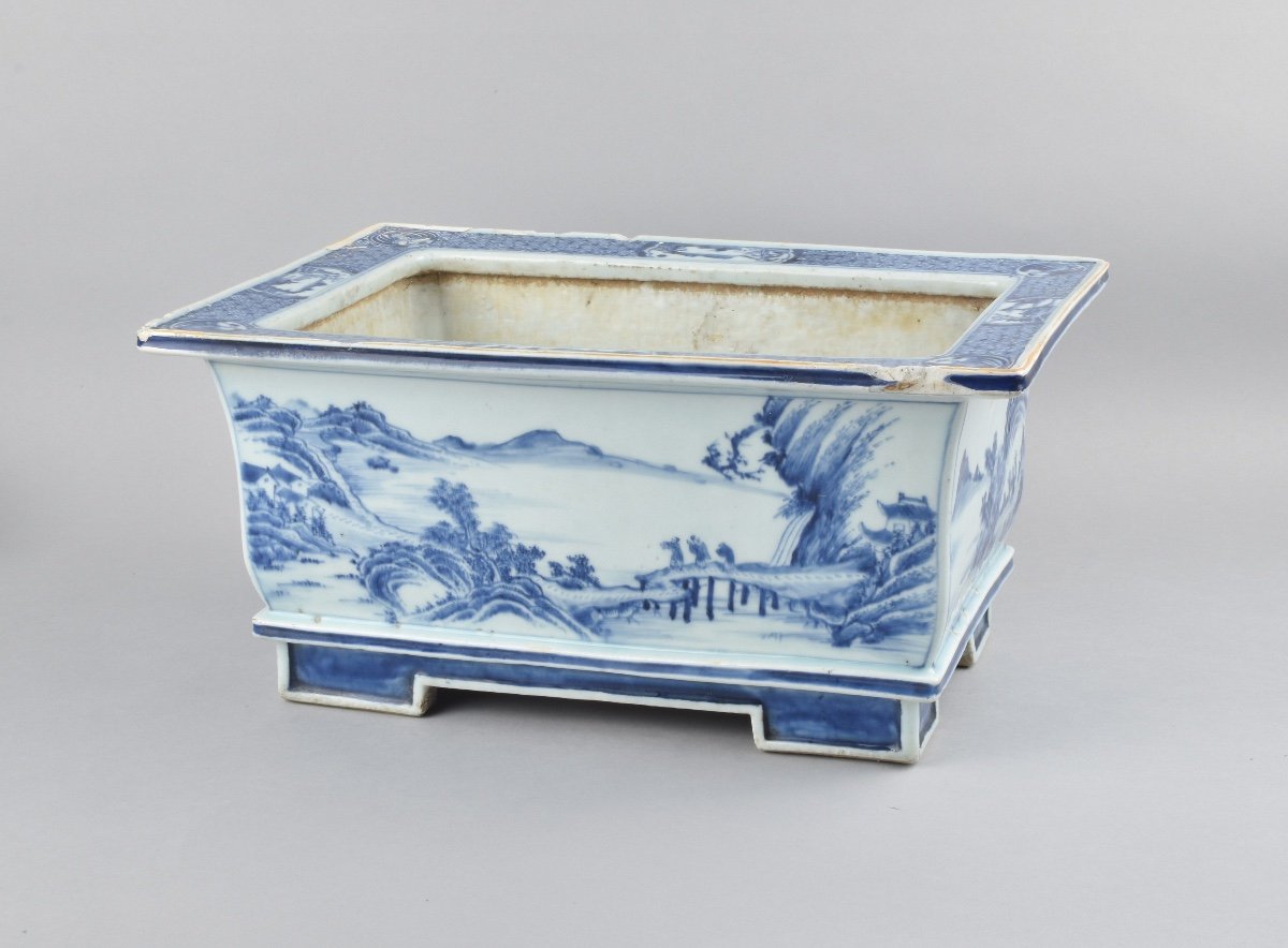 Jardinière Bleu Et Blanc En Porcelaine De Chine. Qianlong