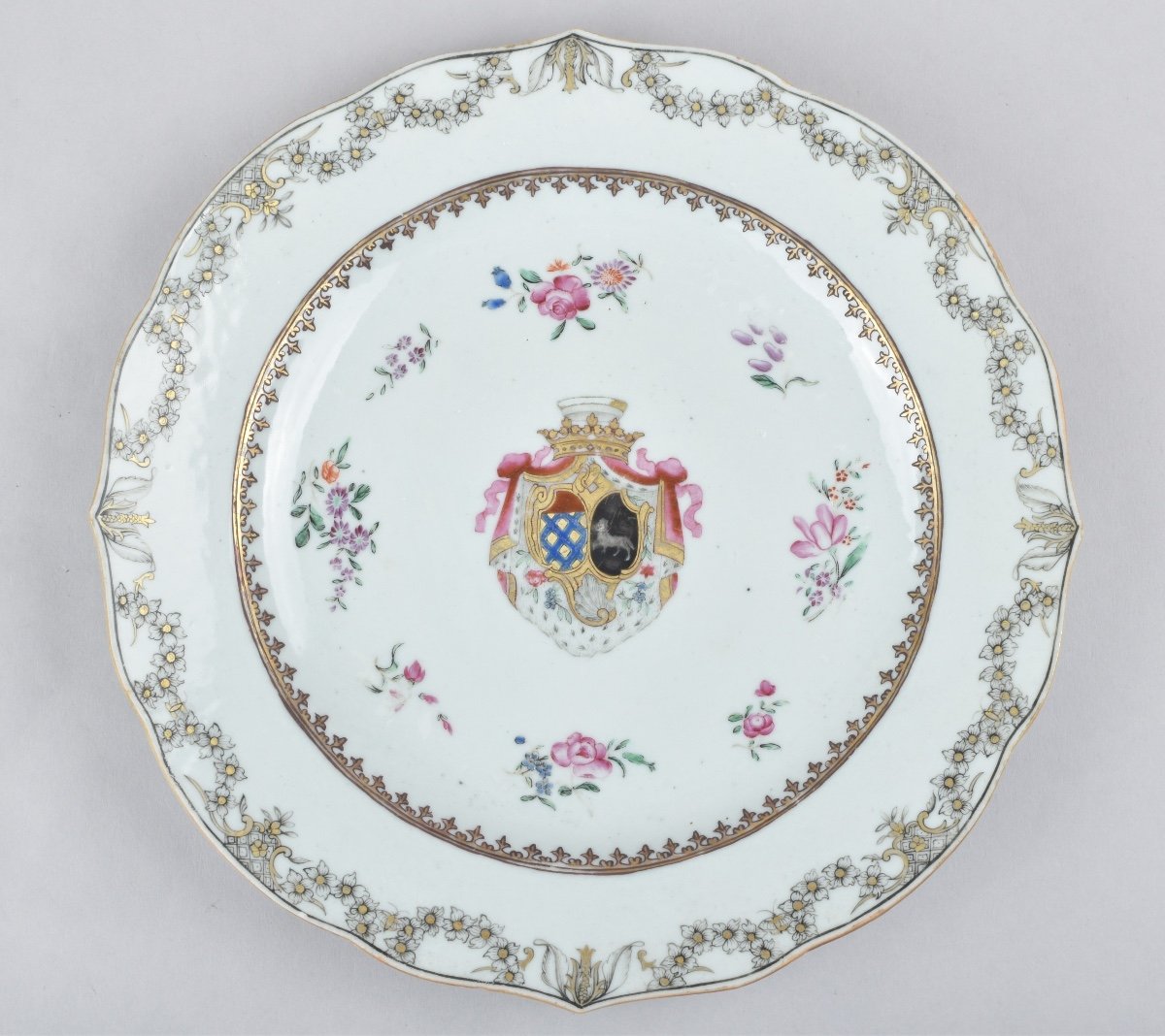 Cinq Assiettes en porcelaine de la Compagnie des Indes aux armes Des Farçy de Cuillé. Chine-photo-2