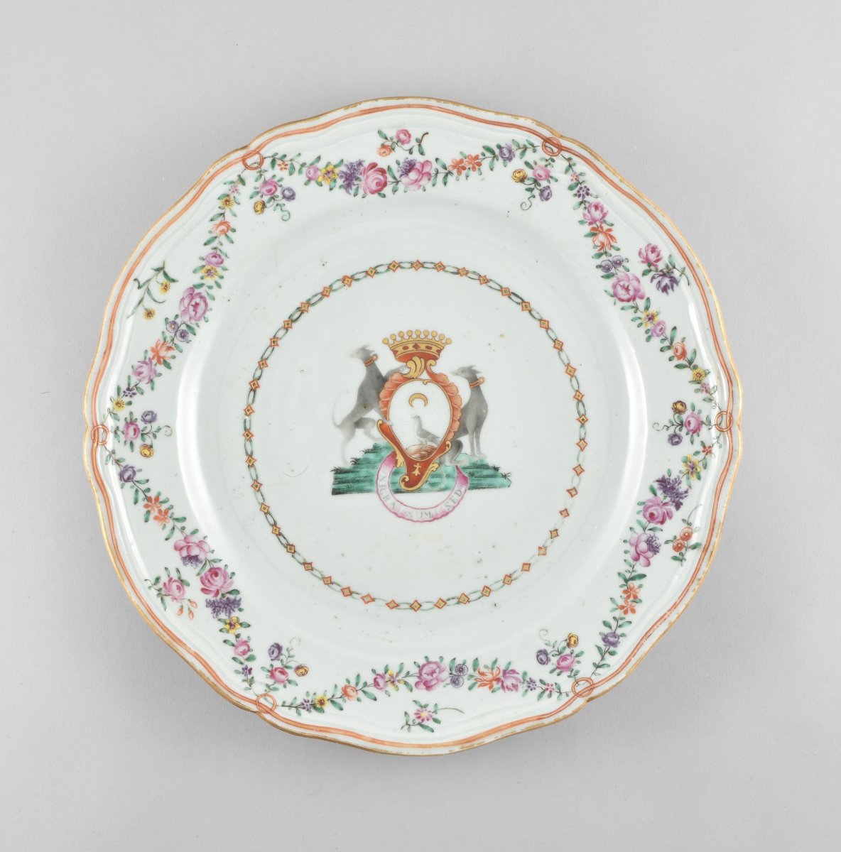 Assiette pour le marché espagnol ou français en porcelaine de Chine d’époque Qianlong